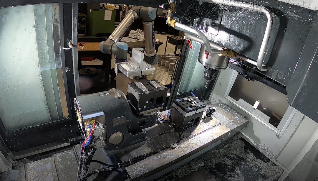 Collaborative Robot milling material