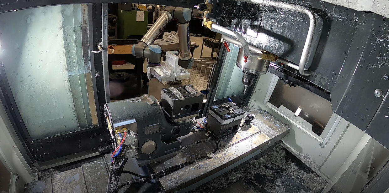 Collaborative Robot milling material
